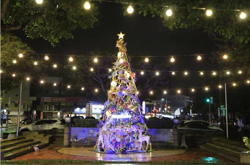 苗栗市耶誕節活動，市民廣場、好客廣場設置「花現苗栗」、「苗栗花城」燈區，即日點燈至明年1月8日，街頭越夜越美麗